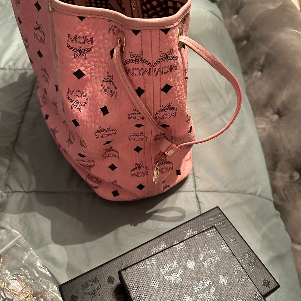 MCM medium Liz Shopper in Pink. - Picture 3 of 11